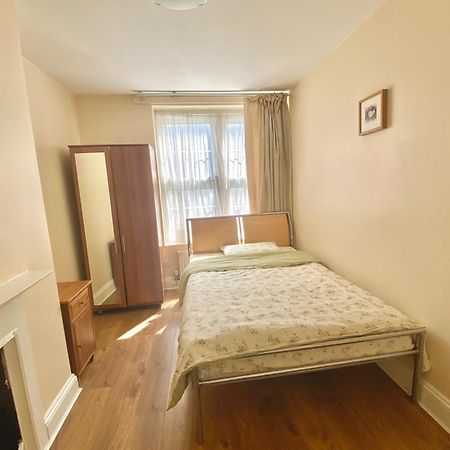 Separate Rooms By The Thames London Bagian luar foto